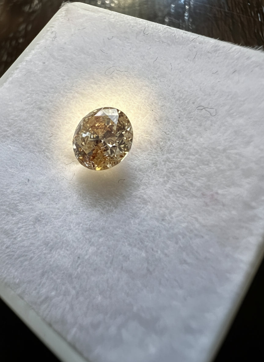 0.55 Carat Diamant mit roten Einschlüssen + Champagnerfarben