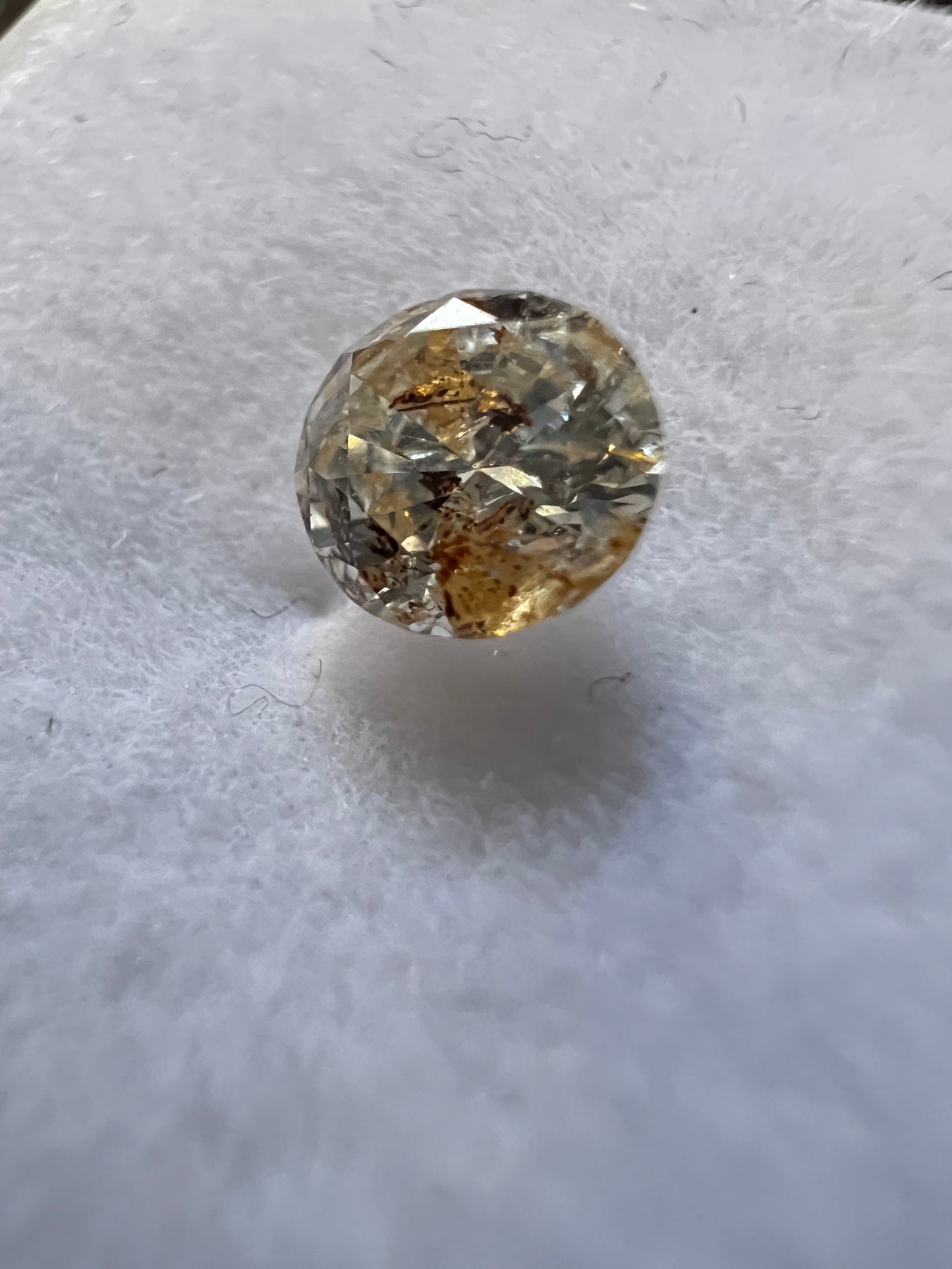 0.55 Carat Diamant mit roten Einschlüssen + Champagnerfarben