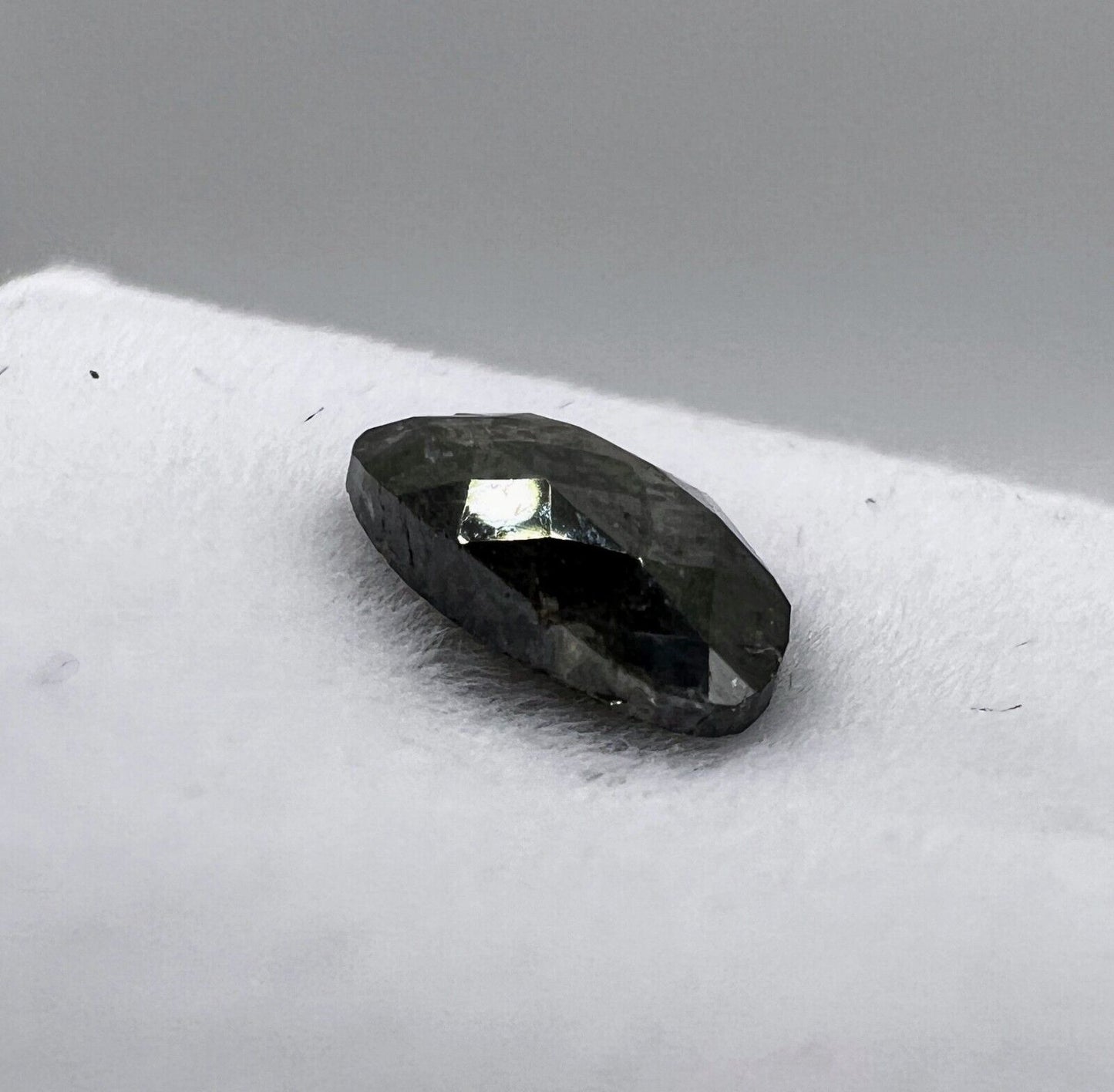 Loser Natürlicher Fancy Dunkelgrüner Diamant Mit 0,645 Carat