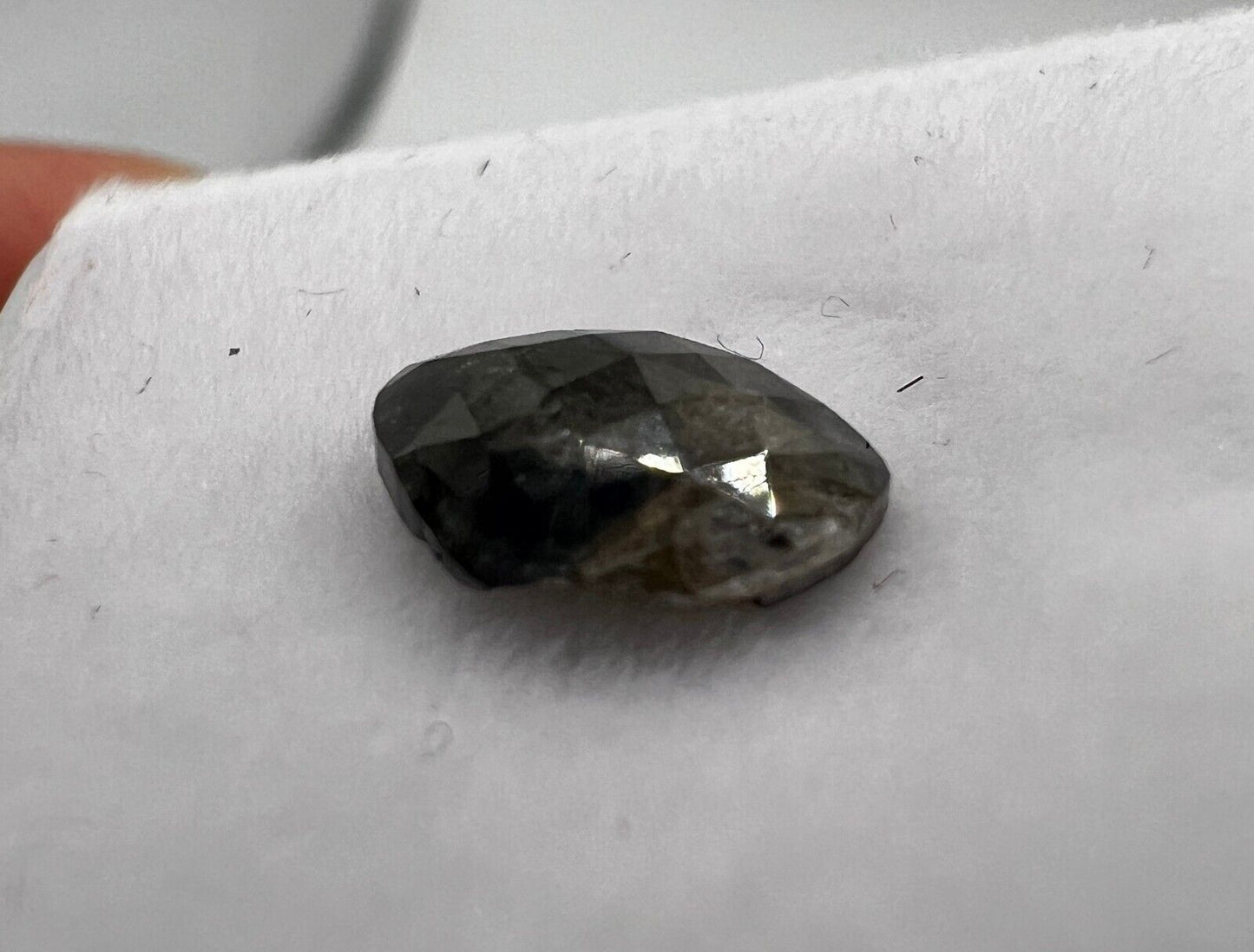 Loser Natürlicher Fancy Dunkelgrüner Diamant Mit 0,645 Carat