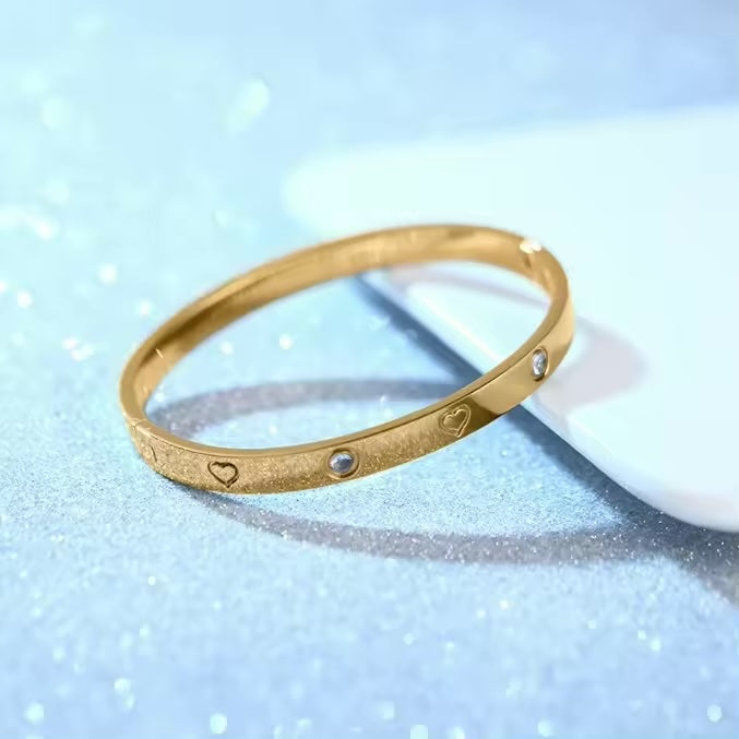 Armreif Love mit Verzierung