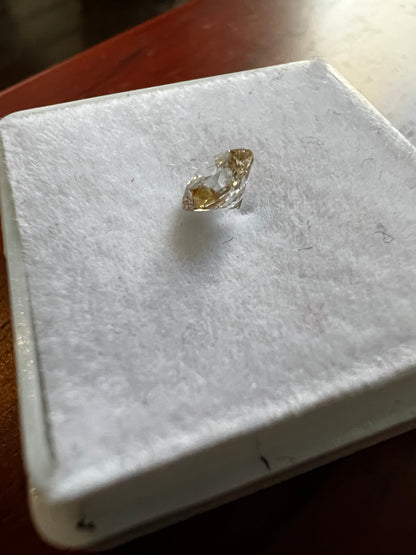 0.55 Carat Diamant mit roten Einschlüssen + Champagnerfarben