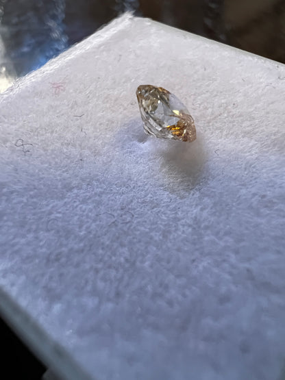 0.55 Carat Diamant mit roten Einschlüssen + Champagnerfarben