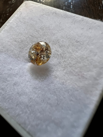 0.55 Carat Diamant mit roten Einschlüssen + Champagnerfarben