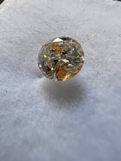 0.55 Carat Diamant mit roten Einschlüssen + Champagnerfarben