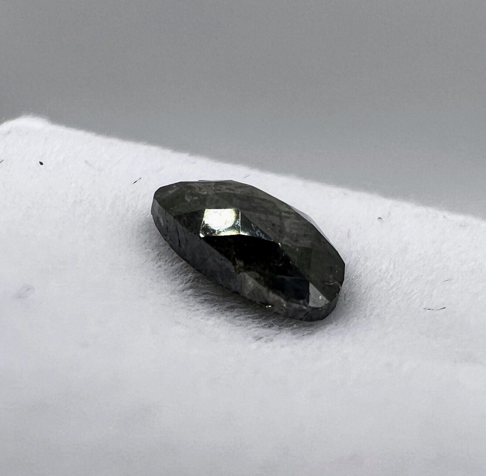 Loser Natürlicher Fancy Dunkelgrüner Diamant Mit 0,645 Carat