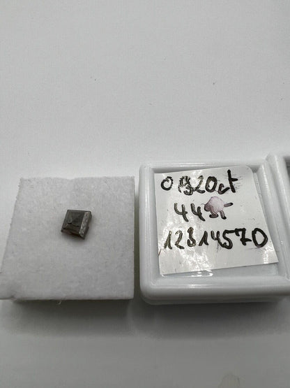 Loser Diamant Mit 0,92 Carat Schöner Fancy Dunkel Grau Farbener  Diamant