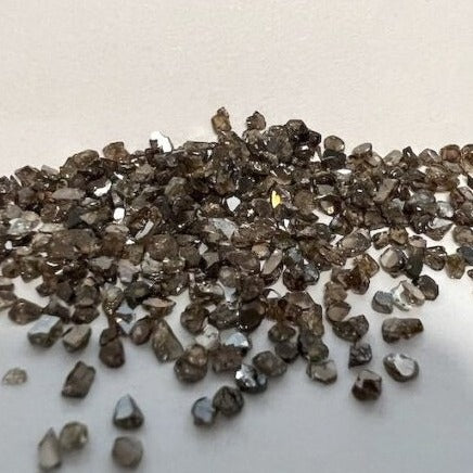 Haufen loser Diamantsplitter in verschiedenen Brauntönen, 1,0 Karat Gesamtgewicht