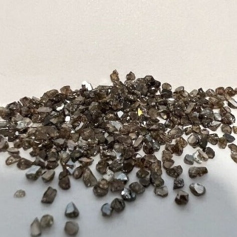 Haufen loser Diamantsplitter auf hellem Untergrund, 5,0 Karat Gesamtgewicht