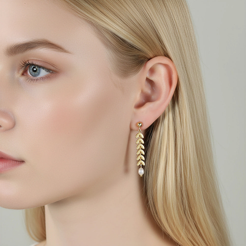 Model mit goldenem Efeu-Ohrring mit Süßwasserzuchtperle
