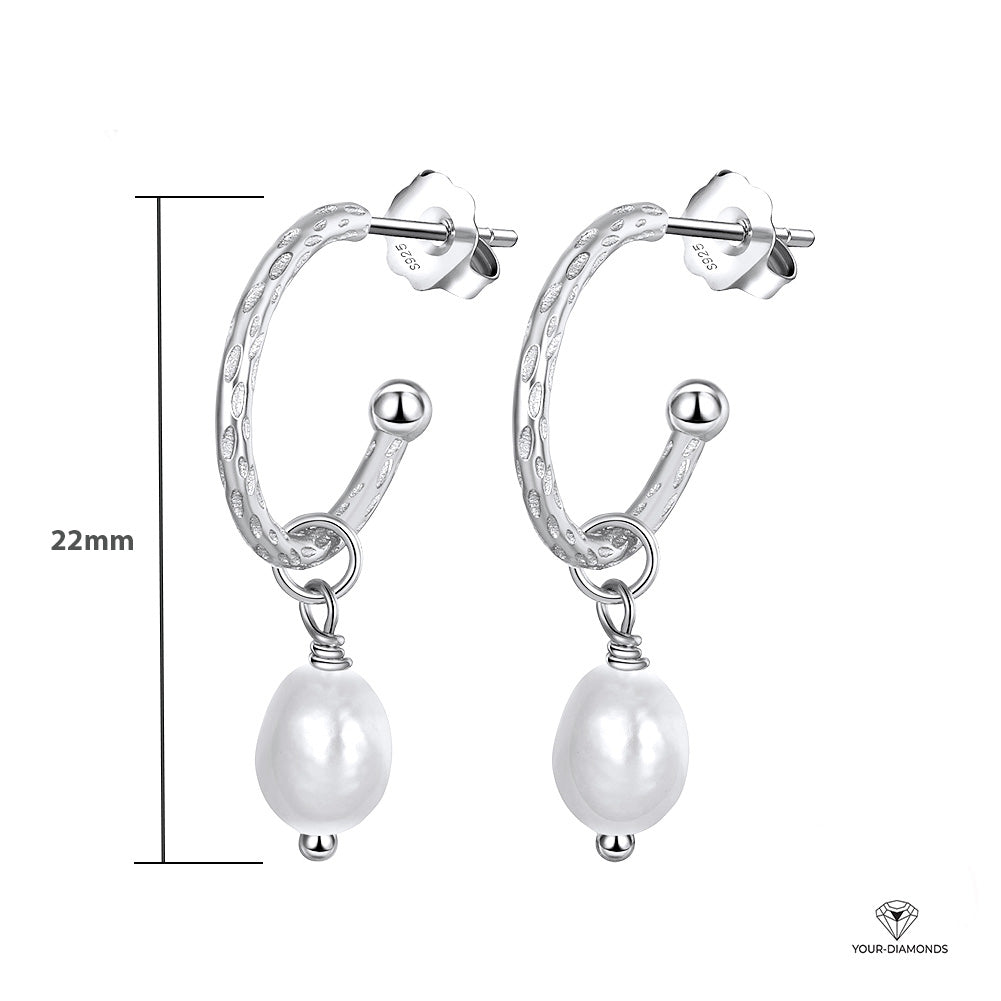Ein Paar silberfarbene Creolen mit strukturierter Oberfläche und hängendem Perlenanhänger, 22 mm