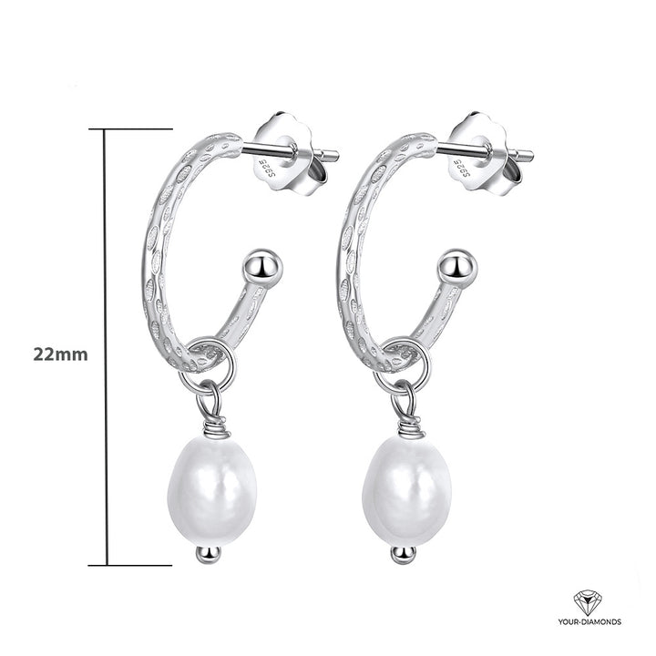 Ein Paar silberfarbene Creolen mit strukturierter Oberfläche und hängendem Perlenanhänger, 22 mm