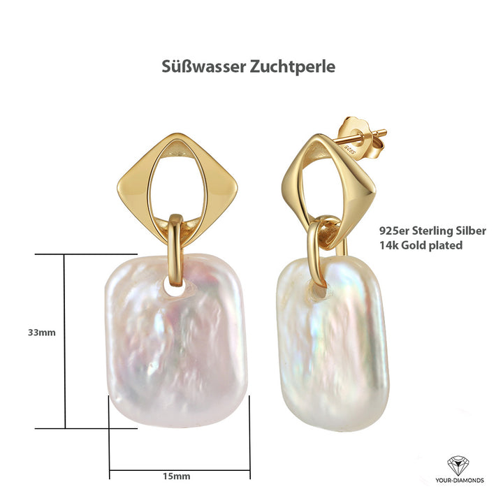Ein Paar goldfarbene Ohrhänger mit Süßwasser-Zuchtperlen, 33 x 15 mm