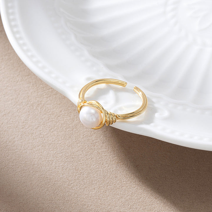 Ring Solitaire aus 925 Sterlingsilber 14K vergoldet und Süßwasserperle auf Deko.