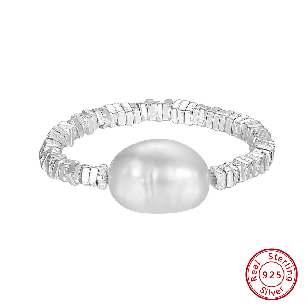 flexibler Ring mit Süßwasser Zuchtperle als eine Art Solitär neben einzelne fragmentierten Silberplättchen