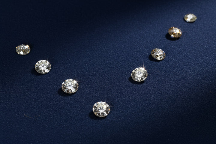 Acht lose Diamanten im Rosenschliff auf hellem Untergrund, 0,46 Karat Gesamtgewicht