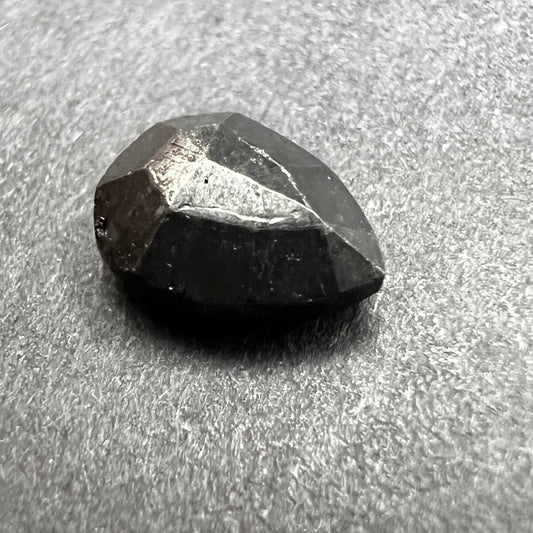 1,645 Carat  Diamant Tiefschwarze Farbe
