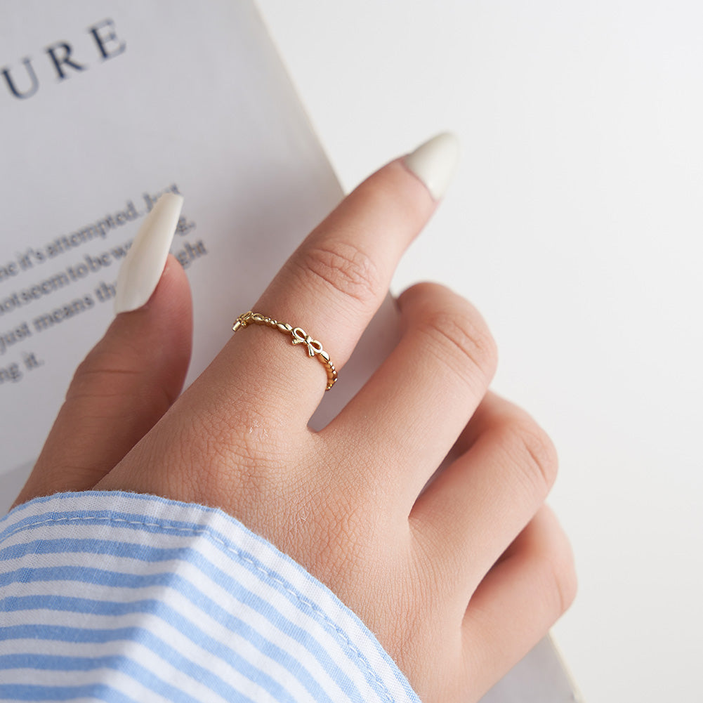 Ring aus 925 Sterlingsilber 14K vergoldet mit Schleifen am Modelfinger.