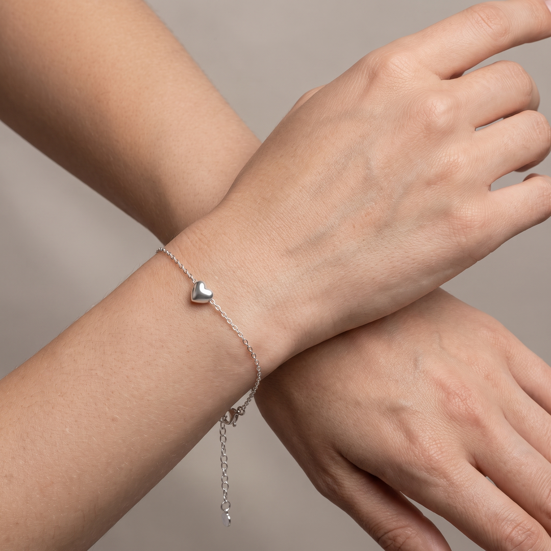 Minimalistisches Armband mit Herzanhänger